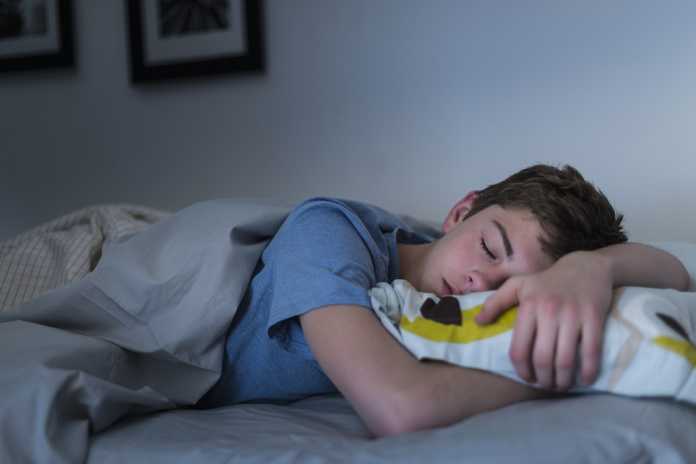 Научниците предупредуваат: На тинјеџерите им треба сон, утринската настава треба да почнува подоцна
