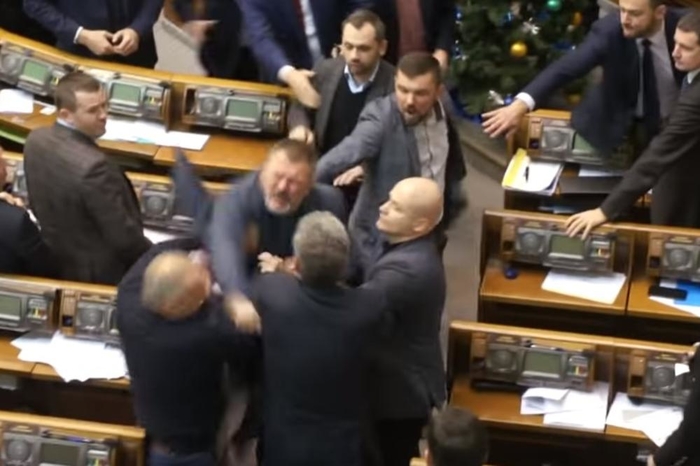 Масовна тепачка на пратеници: Фрчеа тупаници во украинскиот парламент