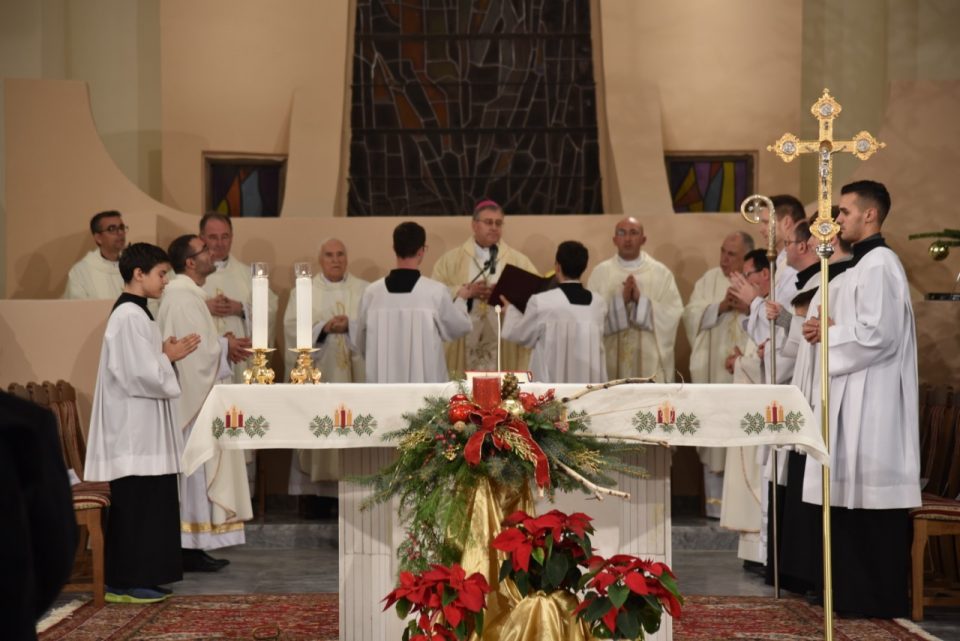 Католиците, протестантите и дел од православните верници го чествуваат Божик