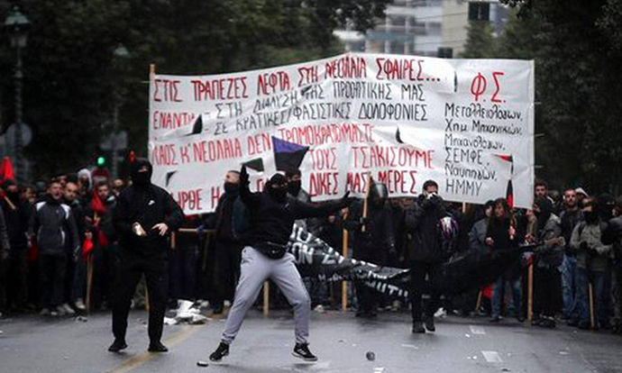 Атина: Се судрија анархистите и полицијата, 30 приведени