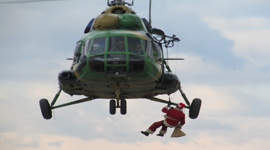 Дедо Мраз ќе пристигне со воен хеликоптер