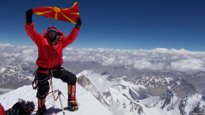 Ги искачи Хималаите, го развеа македонското знаме и загуби два прста!