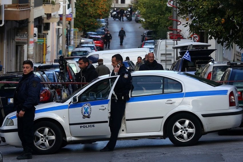 Tројца луѓе се убиени во пукање во бродска компанија близу Атина