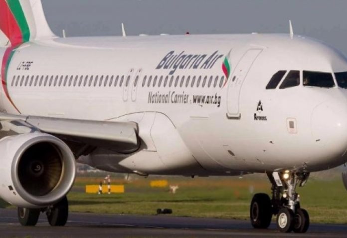 Авионот на Каракачанов за Брисел принудно слета во Виена