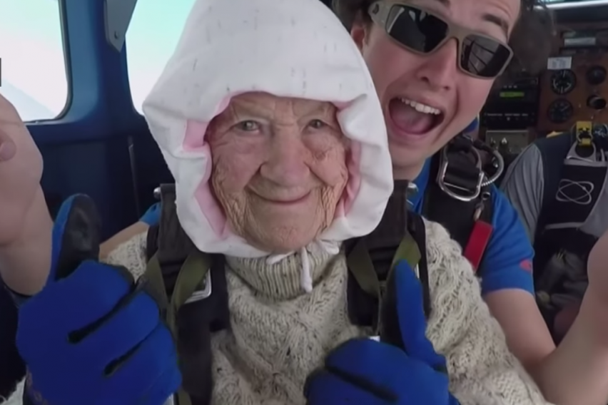 Се за хуманоста: 102 годишна баба скокна од авион