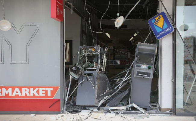 Хрватски полицајци фатени во кражба од банкомат