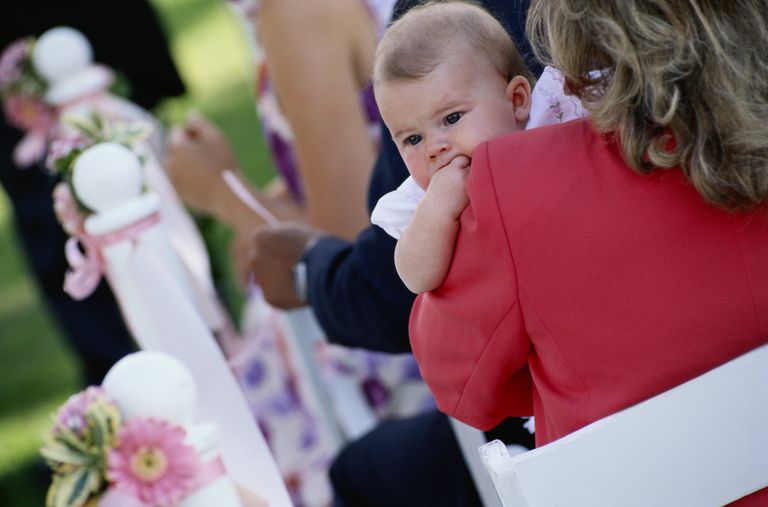 Невеста избркала гости од свадбата оти бебето им плачело