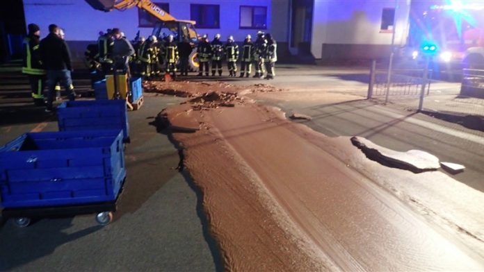 Фирма за колачи направила неред: Еден тон чоколадо истече на улица во Германија