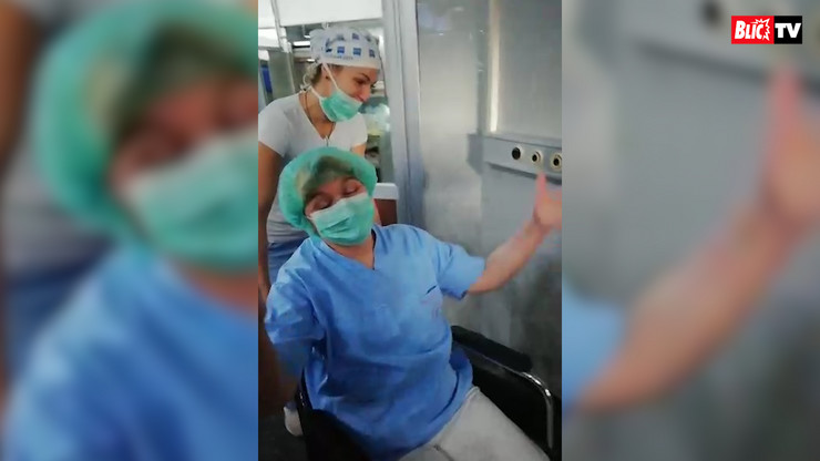 Наместо да легне на операција, докторка со скршено стапало оди да оперира