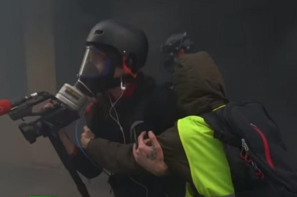 Снимка која го опишува сиот ужас во Париз: Камерман со гас маска се најде во невозможна ситуација!