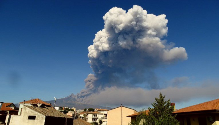 Етна денеска еруптираше: Исфрла огромни количини пепел, регистрирани 130 верижни земјотреси