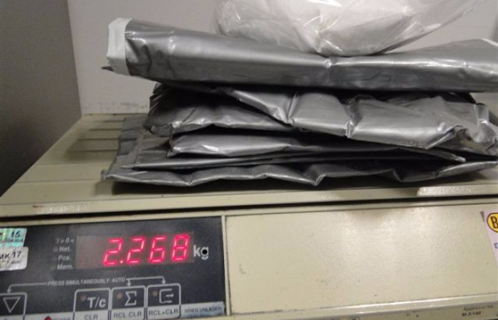 Сакале да прошверцуваат два килограма кокаин на скопскиот аеродром