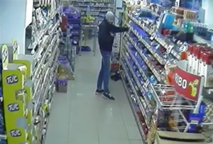Крадец фатен на дело во штипски маркет: Вака се празни рафт со чоколади за неполна минута