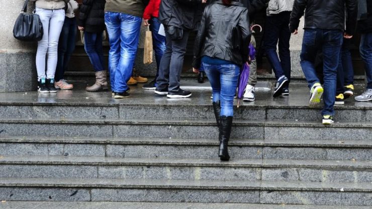 Истражување: 77 отсто од младите размислуваат да се иселат од Македонија