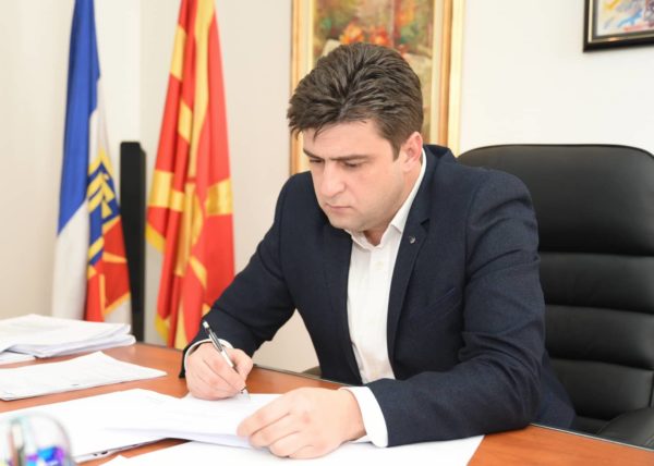Градоначалникот на Ѓорче Петров ќе плати 13 илјади евра за верски календари и роковници