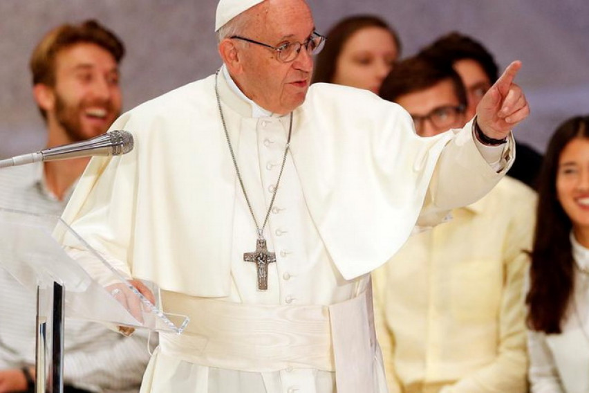 Папата Франциск: Калуѓерки и свештеници гледаат порно филмови на интернет