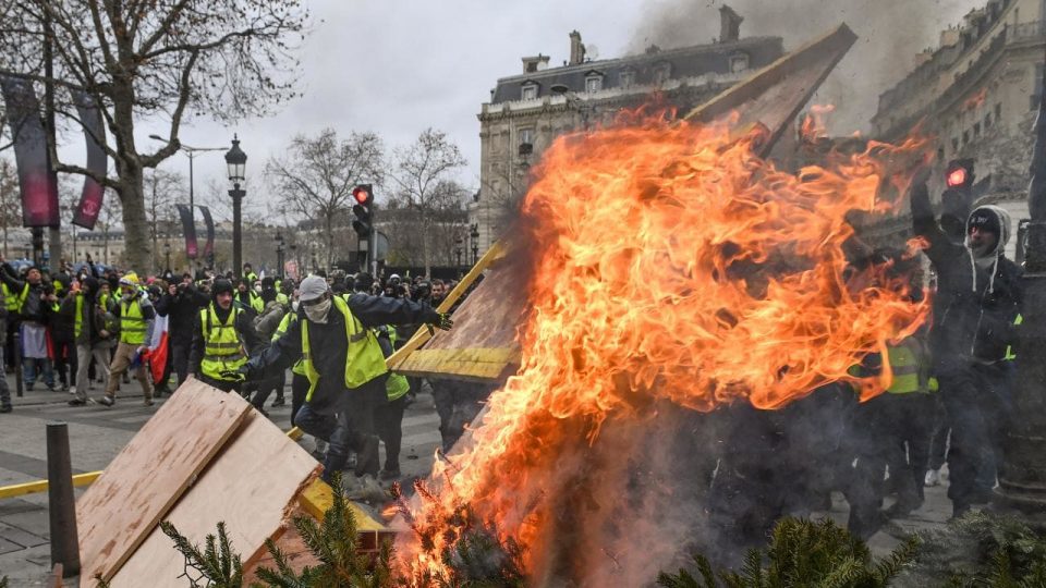 135 повредени, 1.385 се уапсени во вчерашните протести во Франција