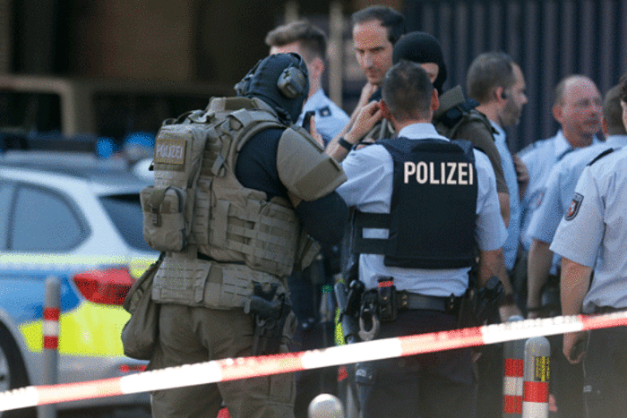 Вооружени ученици дошле на училиште, го повлекле пиштолот кон професорот: Драма во Хамбург