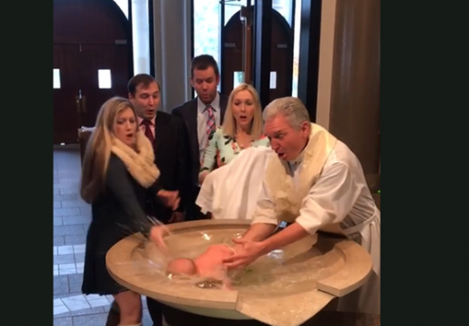 Поп ќе удавеше бебе додека го крстеше (видео)