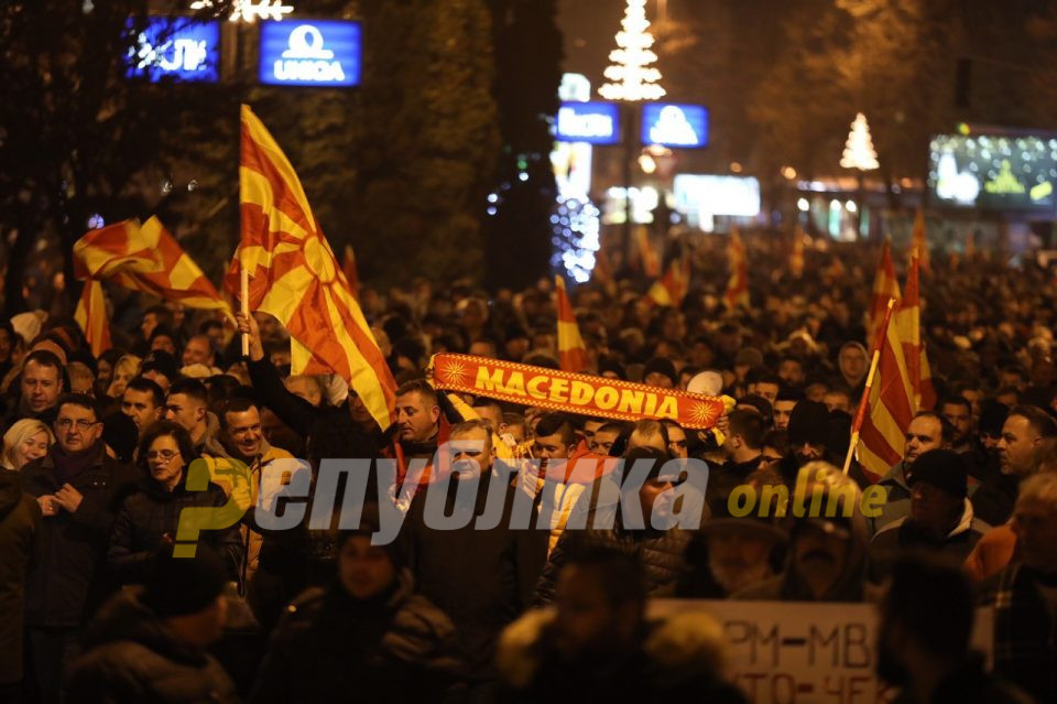 ВМРО-ДПМНЕ и граѓаните и вечерва маршираат против „зацрнетата Македонија“