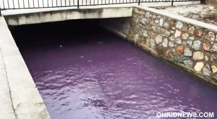 Реката Грашница обоена со виолетова боја