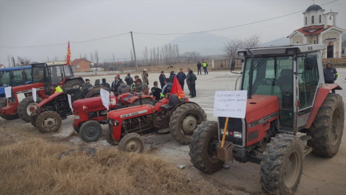 На земјоделците им пукна филмот- со трактори протестираа кај Сарамзалино