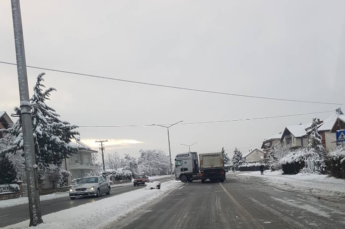 Поради снегот отежнат сообраќајот на патниот правец Делчево – Берово