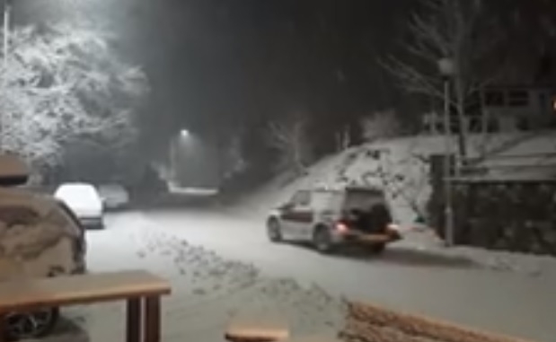 Снег во Маврово, забрана за сообраќај на камиони на два патни правци