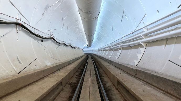 Иднината пристигна: Елон Маск го отвори првиот подземен тунел