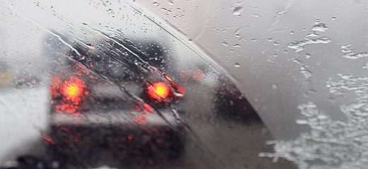 Сообраќајот на државните патишта се одвива непречено по наместа влажни коловози