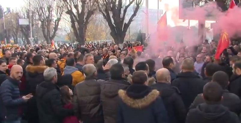 Со македонската химна почна протестот на ВМРО-ДПМНЕ во Прилеп