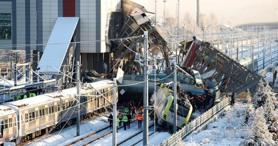 Бројот на жртвите расте: Деветмина загинати во железничката несреќа во Турција