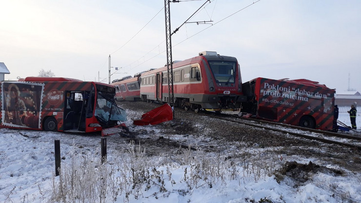 Воз удри во автобус, најмалку тројца мртви кај Ниш