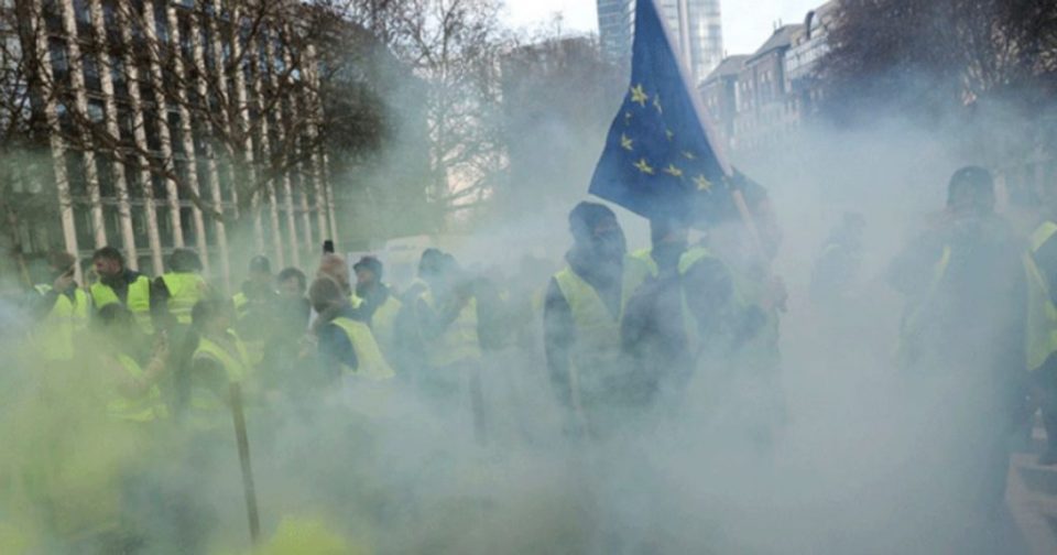 Полицијата во Белгија ги затворила „жолтите елеци“ во штали