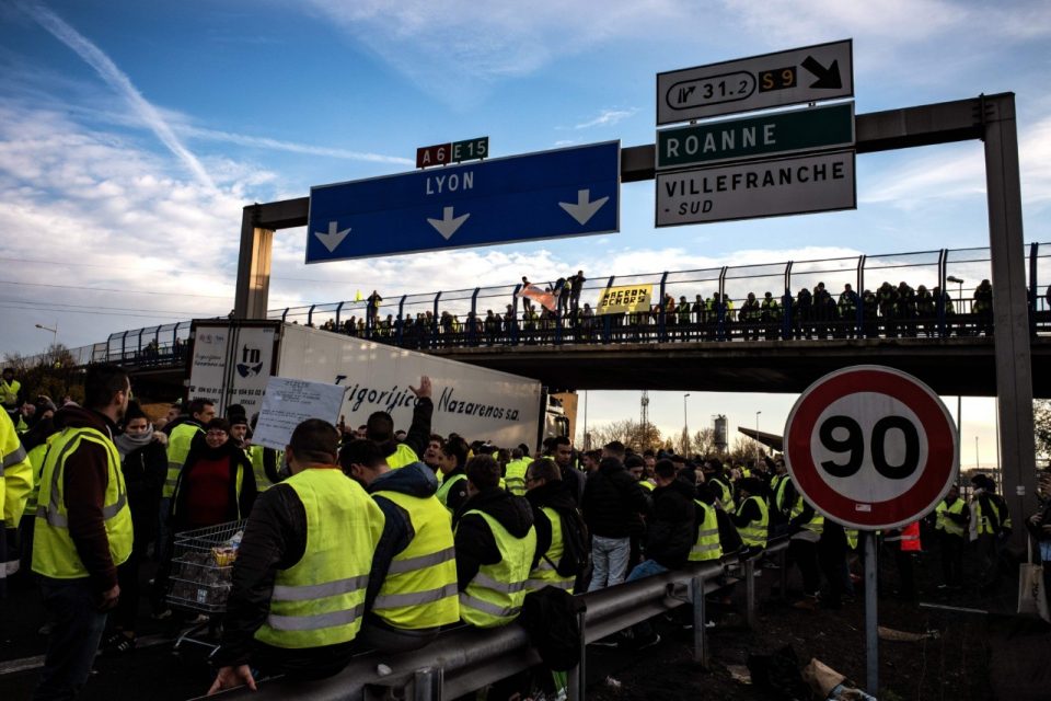 Во Франција „врие“: 89.000 полицајци подготвени за „жолтите елеци“