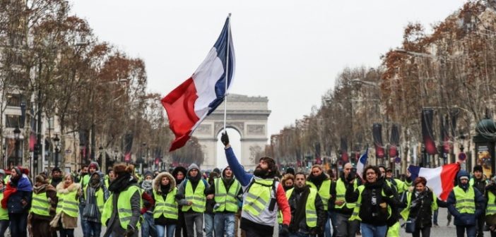 Демонстрантите во Париз бараат оставка од Макрон