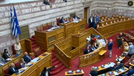 Двајца пратеници во Грција се истепале пред пленарна седница