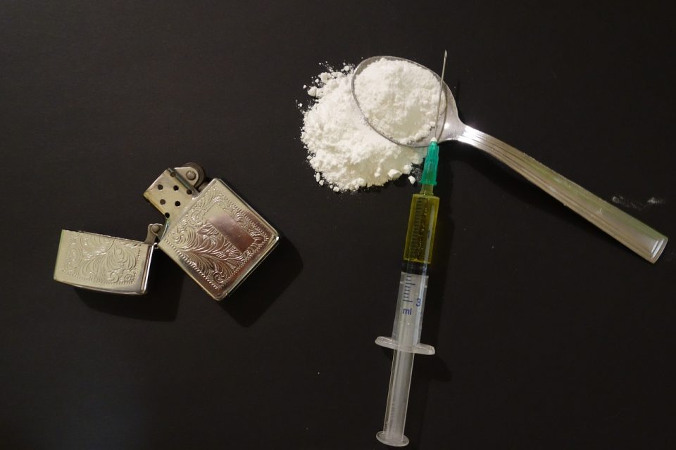 Штипјанка на сопругот во затвор му пратила хероин