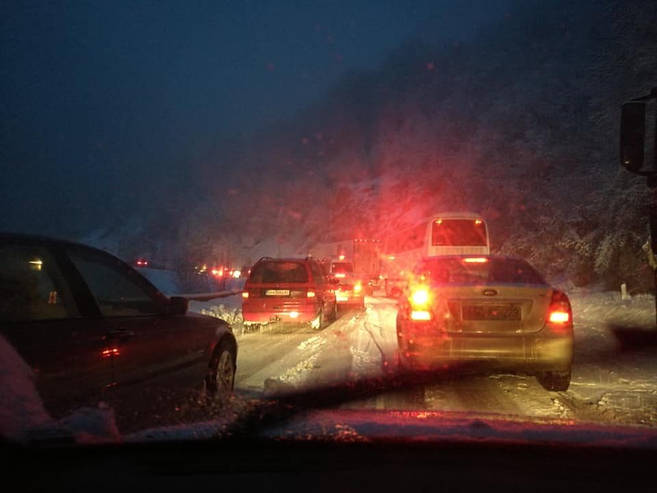 Поради врнежи од снег, забрана за камиони на патот Маврово-Дебар и Гостивар-Стража-Кичево