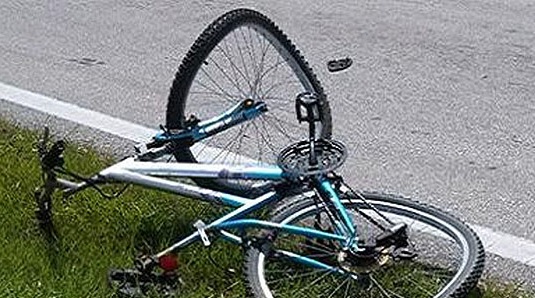 Тешко повредена велосипедистка во која удрил „мерцедес“