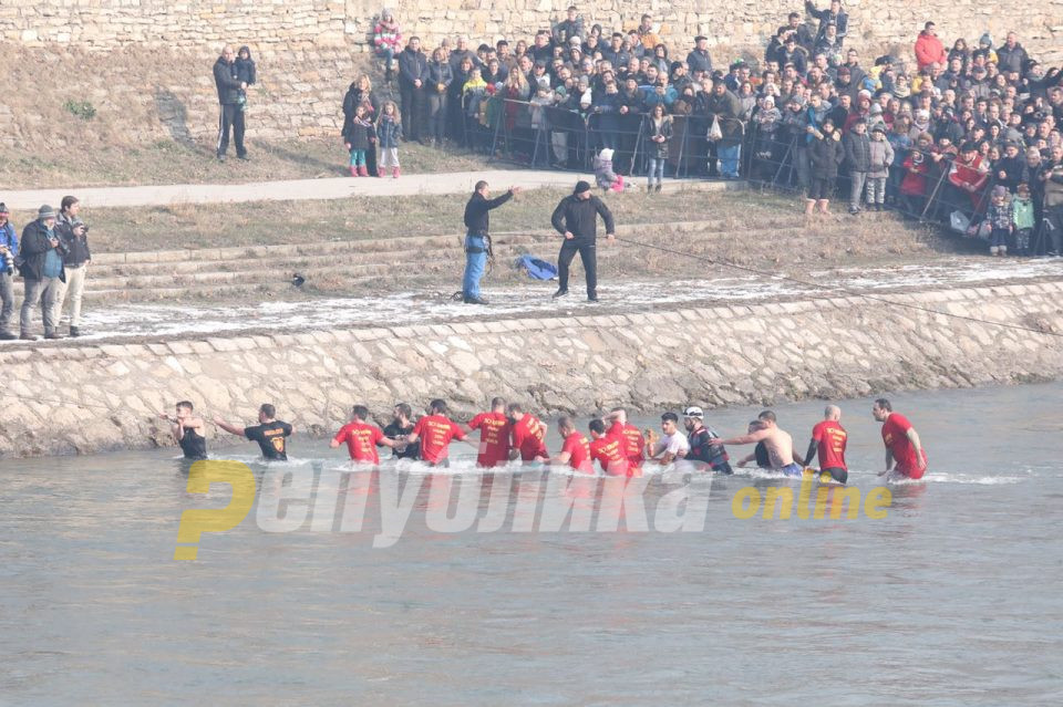 Околу десет лица ќе се фрлаат по крстот во Вардар во Скопје