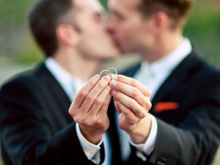 Власта отвора пат за истополови бракови?