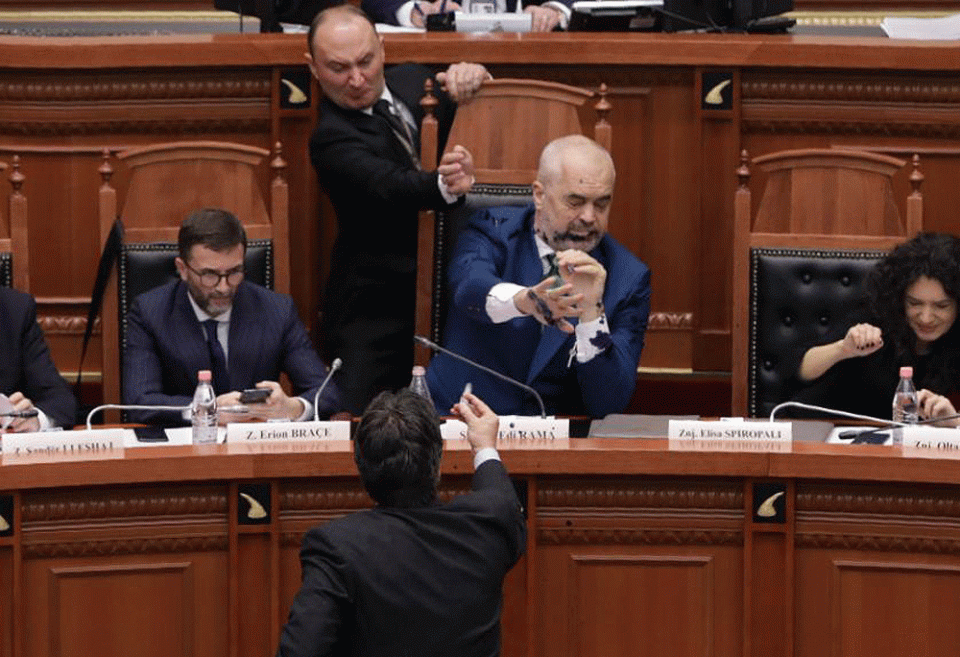 Инцидент во албанскот Парламент: Опозициски пратеник истури боја врз Рама