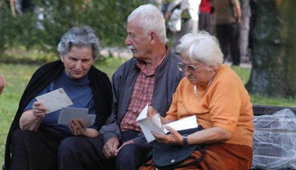 Пензионерите во Србија ќе добијат еднократна помош од 10.000 динари