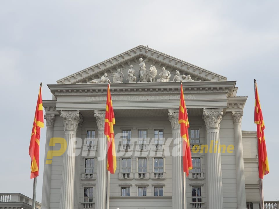 ВМРО-ДПМНЕ: Власта наместо да даде поголеми плати во образованието, врши притисоци закани и заплашувања