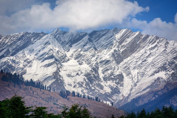 Лавина затрупа 21 планинар на Хималаите