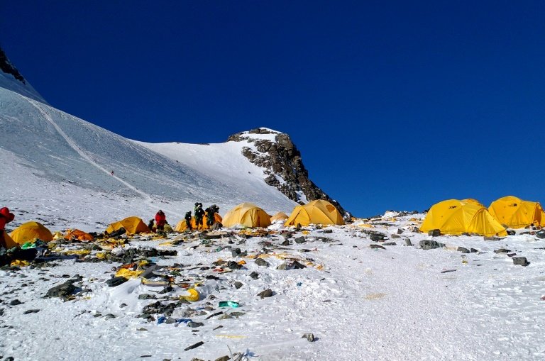 Mонт Еверест се загадува од човечки измет