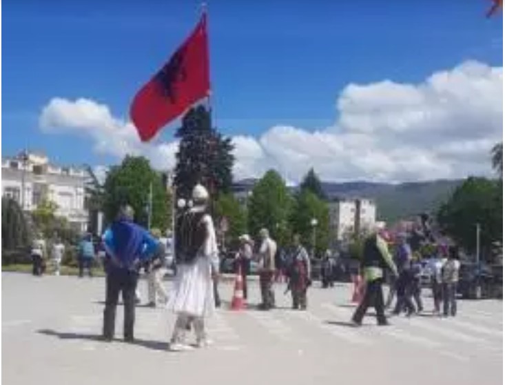 Ð¡Ð¾ Ð°Ð»Ð±Ð°Ð½ÑÐºÐ¸ Ð·Ð½Ð°Ð¼Ð¸ÑÐ° ÑÐµ ÑÐµÑÐ°Ð° Ð»ÑÑÐµ Ð½Ð¸Ð· Ð¾ÑÑÐ¸Ð´ÑÐºÐ°ÑÐ° ÑÐ°ÑÑÐ¸ÑÐ° Ð¾Ð±Ð»ÐµÑÐµÐ½Ð¸ Ð²Ð¾ Ð°Ð»Ð±Ð°Ð½ÑÐºÐ¸ Ð½Ð°ÑÐ¸Ð¾Ð½Ð°Ð»Ð½Ð¸ Ð¾Ð±ÐµÐ»ÐµÐ¶ÑÐ°