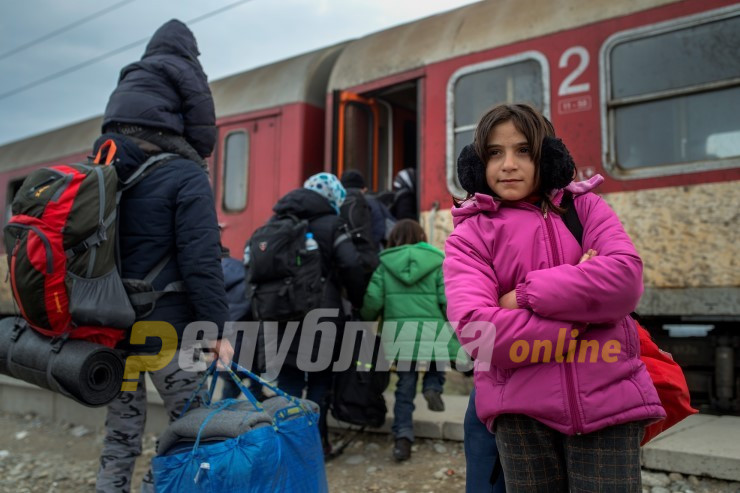 Мигрантите ја напуштија железничката станица во Атина, тргнаа на север