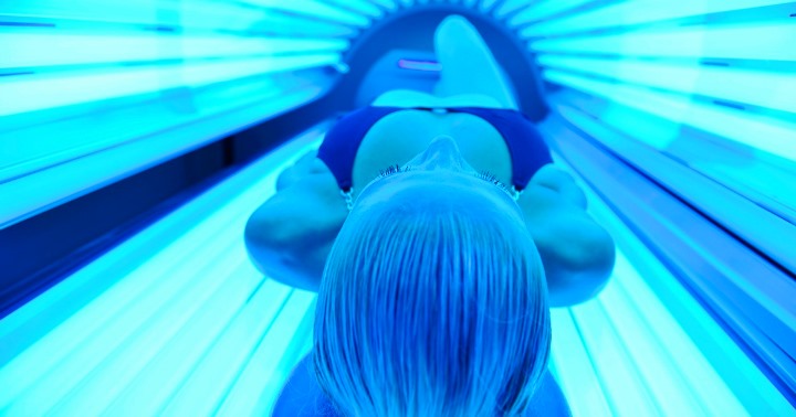 Сончањето во солариум е 24 пати поштетно за развој на рак на кожа отколку сонцето, подобро одете на плажа и заштитете се со крема за сончање